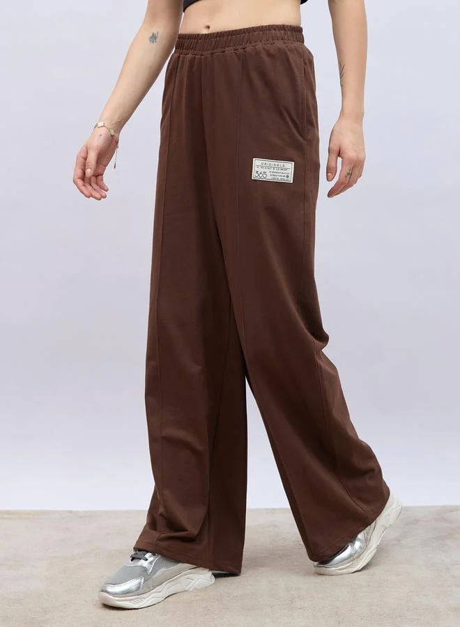 ستايلي جوغر بأرجل واسعة وتفاصيل شارة